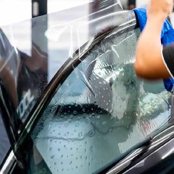 Instalación de una lámina en el vidrio lateral de un auto