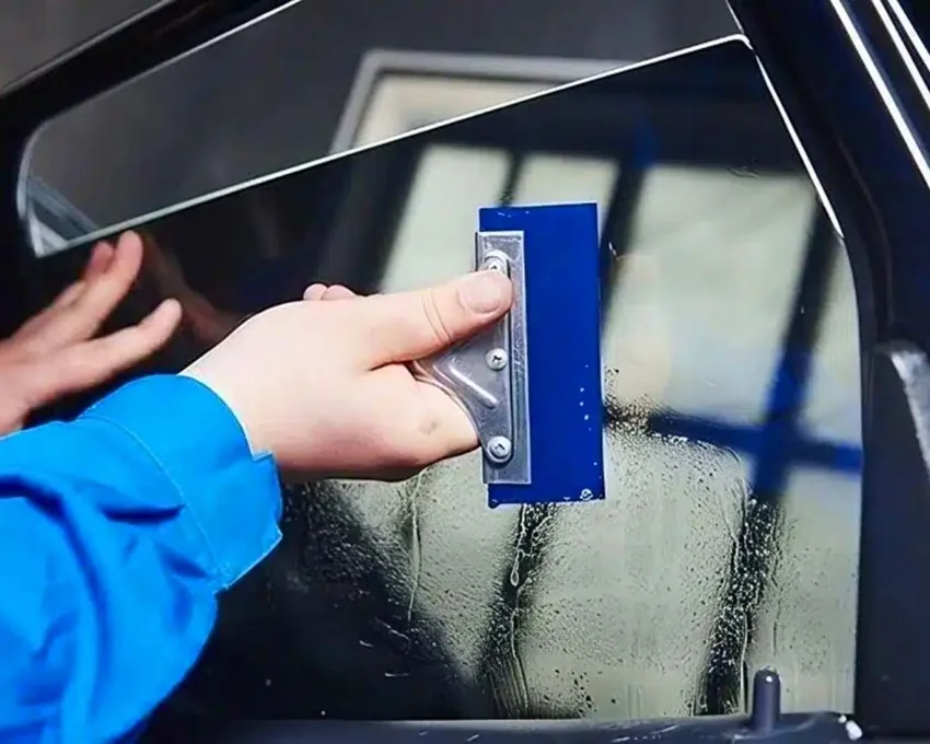 Aplicación de una lámina sobre un vidrio automotriz